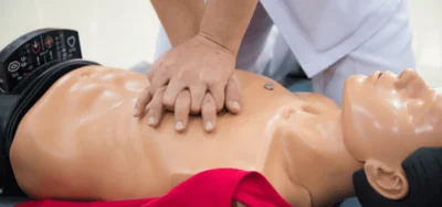 Un mannequin se faisant réanimer avec un massage cardiaque